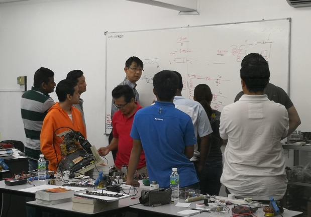 students discussion in electronics