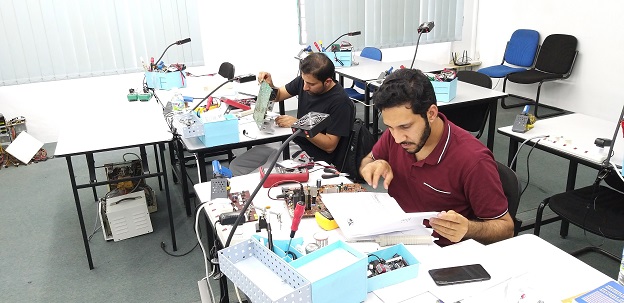  oman students in electronics repair