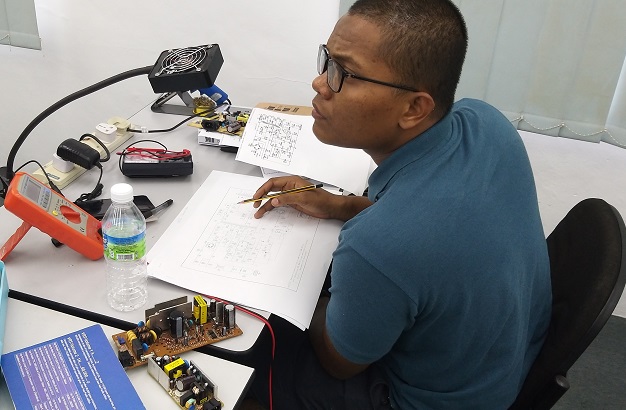 melaka student study electronics repair