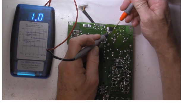 blue esr meter checking circuit board capacitor with high esr value