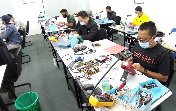 participant from nilai malaysia attend electronics repair course