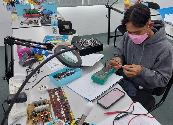 mechanic from Manjung perak attend electronics repair course