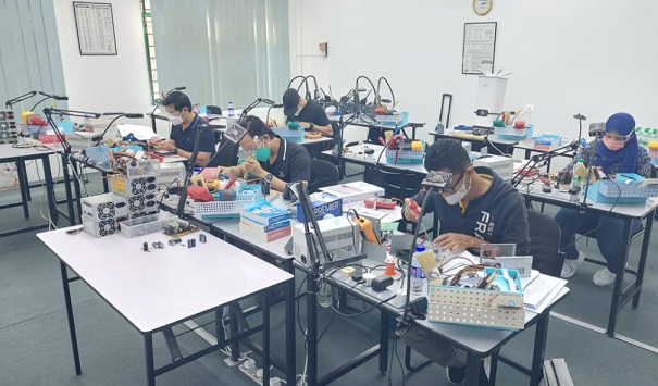 Sapura staff electronics repair course