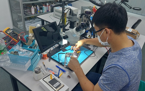 singapore student taking the microelectronics repair course