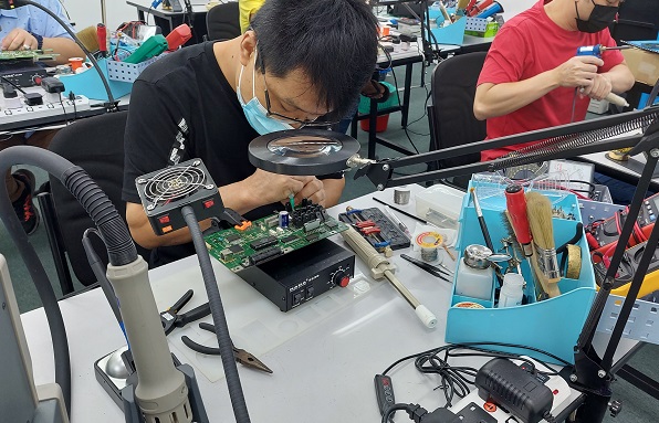China student from Singapore attend electronics repair course