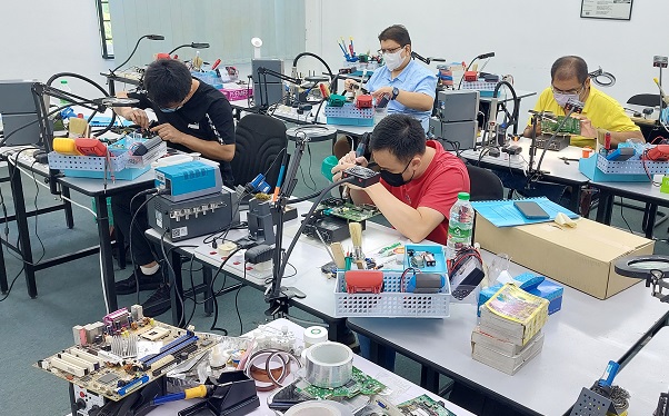singaporean taking electronics repair course
