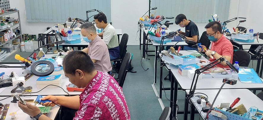 electronics repair class for Johor student
