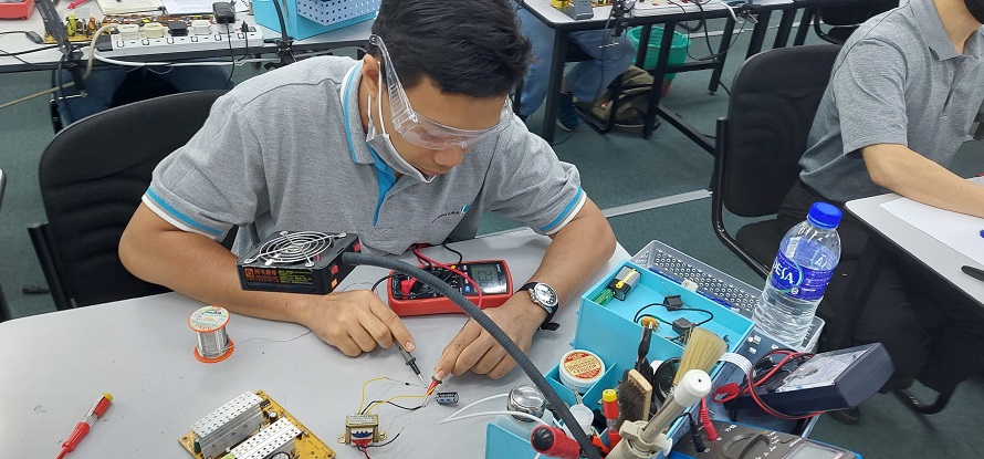 offshore worker attends electronics repair course