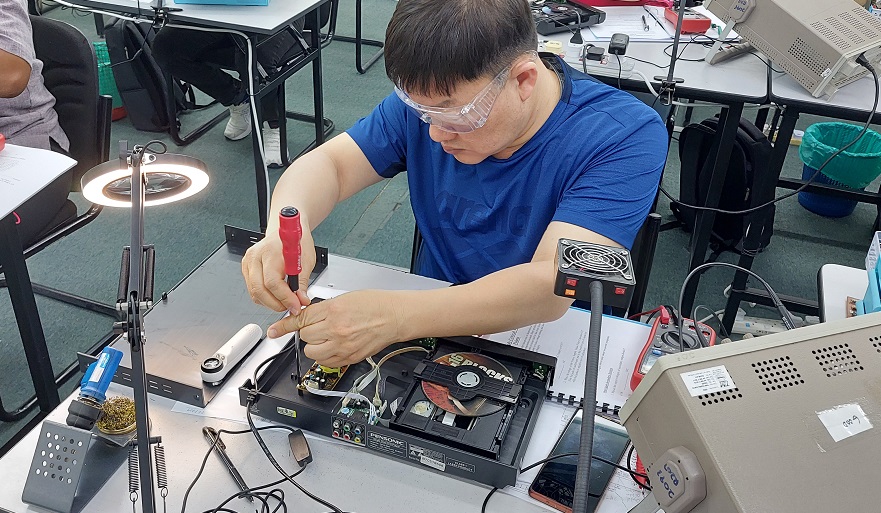 how to fix electronics by South Korea Student