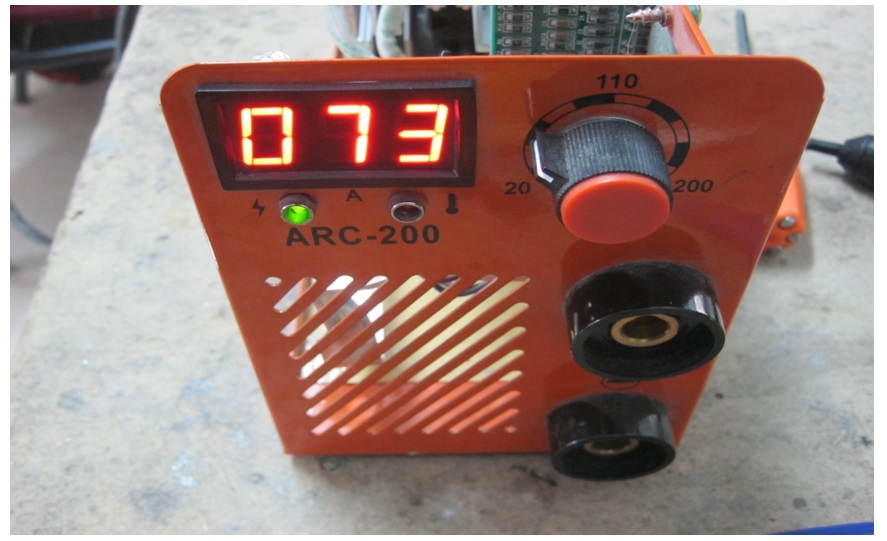 testing output voltage of welding machine