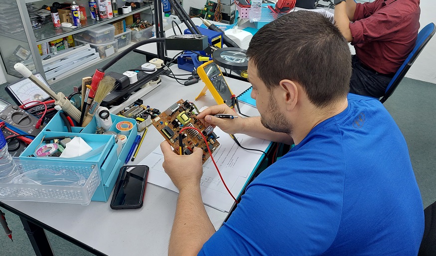 Romania student taking electronics repair course in Malaysia
