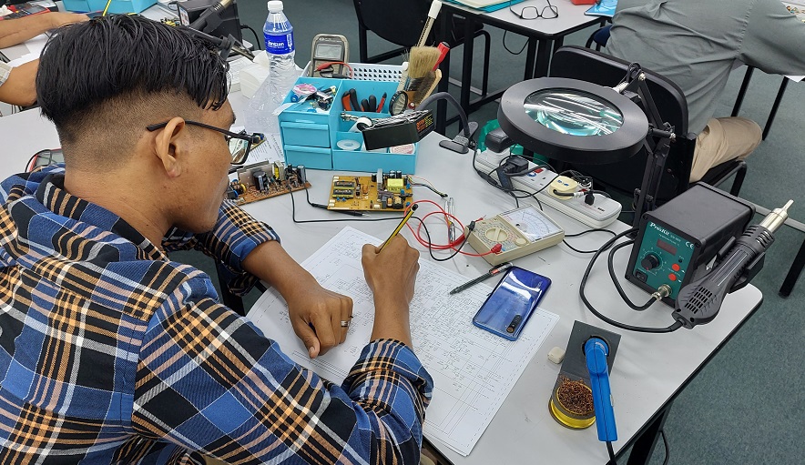 composite staff melaka taking electronics repair course in noahtech