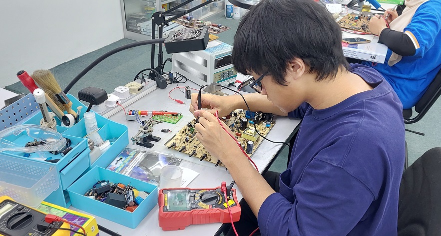 brunei students study electronics repair