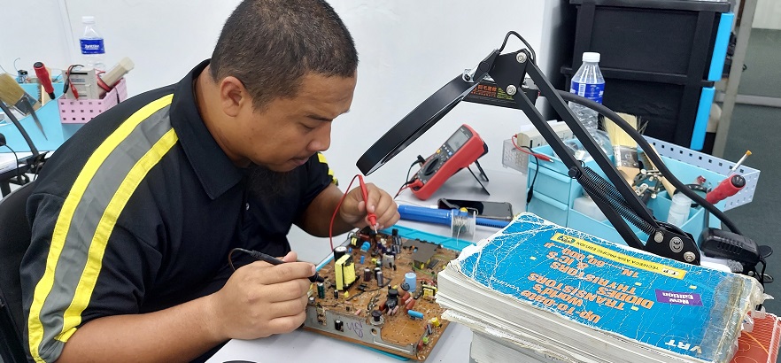 turbine staff attend electronics repair course
