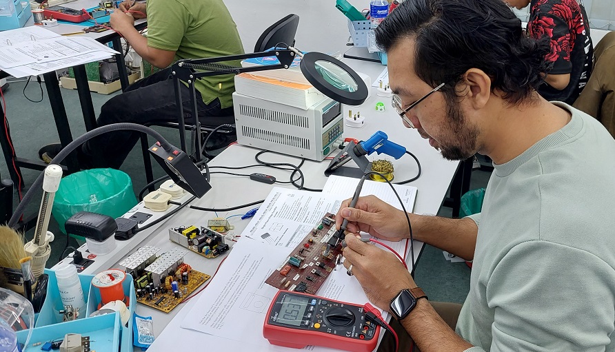 ipoh student electronics repair course