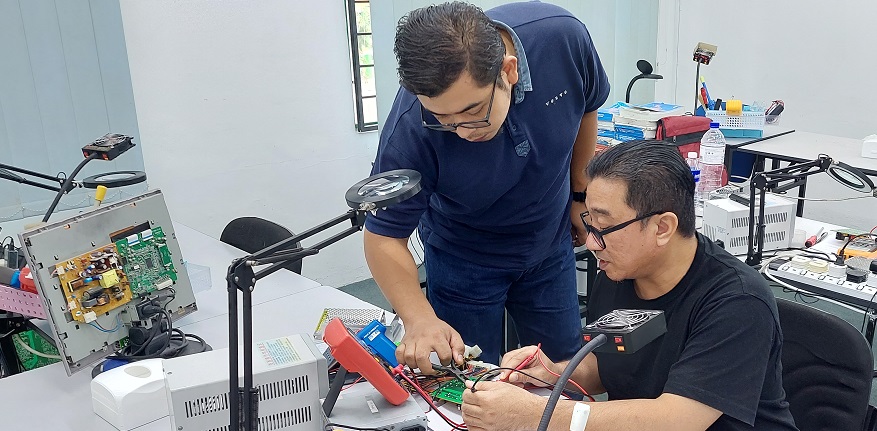 volvo car technician attend electronics repair course