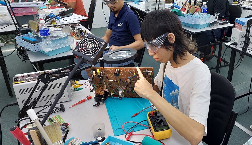 subang student taking electronics repair course